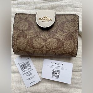 NWT Coach Medium Corner Zip Wallet
